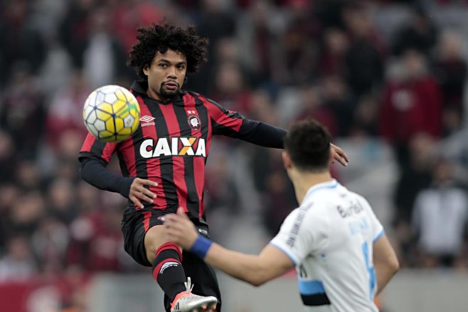 Otávio afasta a bola, sob o olhar atento do gremista Giuliano. | Albari Rosa/Gazeta do Povo