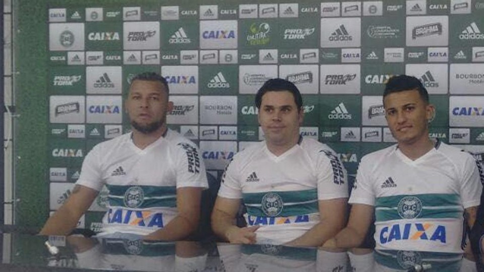 Coritiba vira ponte de transferência de jogadores para a China Ricardinho e Dion Henrique posaram ao lado de Guilherme Parede com a camisa oficial: atacante do Coritiba pode ir para a China com a dupla. | /