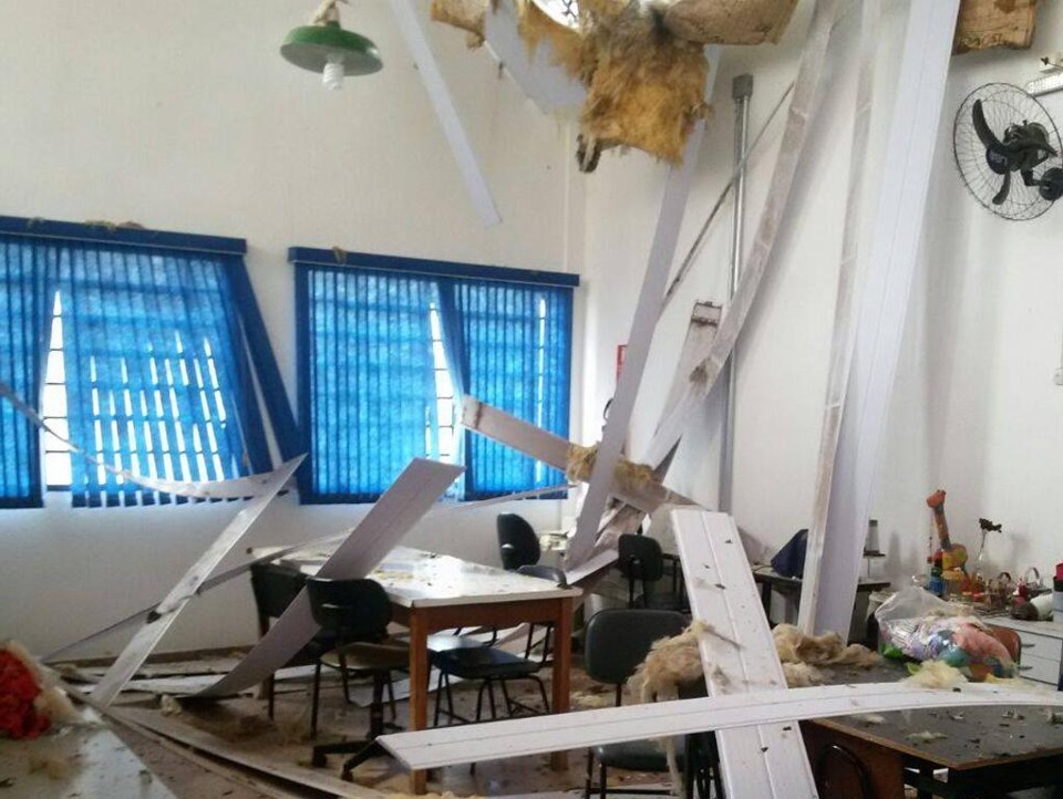 Foto postada pela prefeitura de Campinas mostra teto que desabou em prédio público | Prefeitura de Campinas/Divulgação