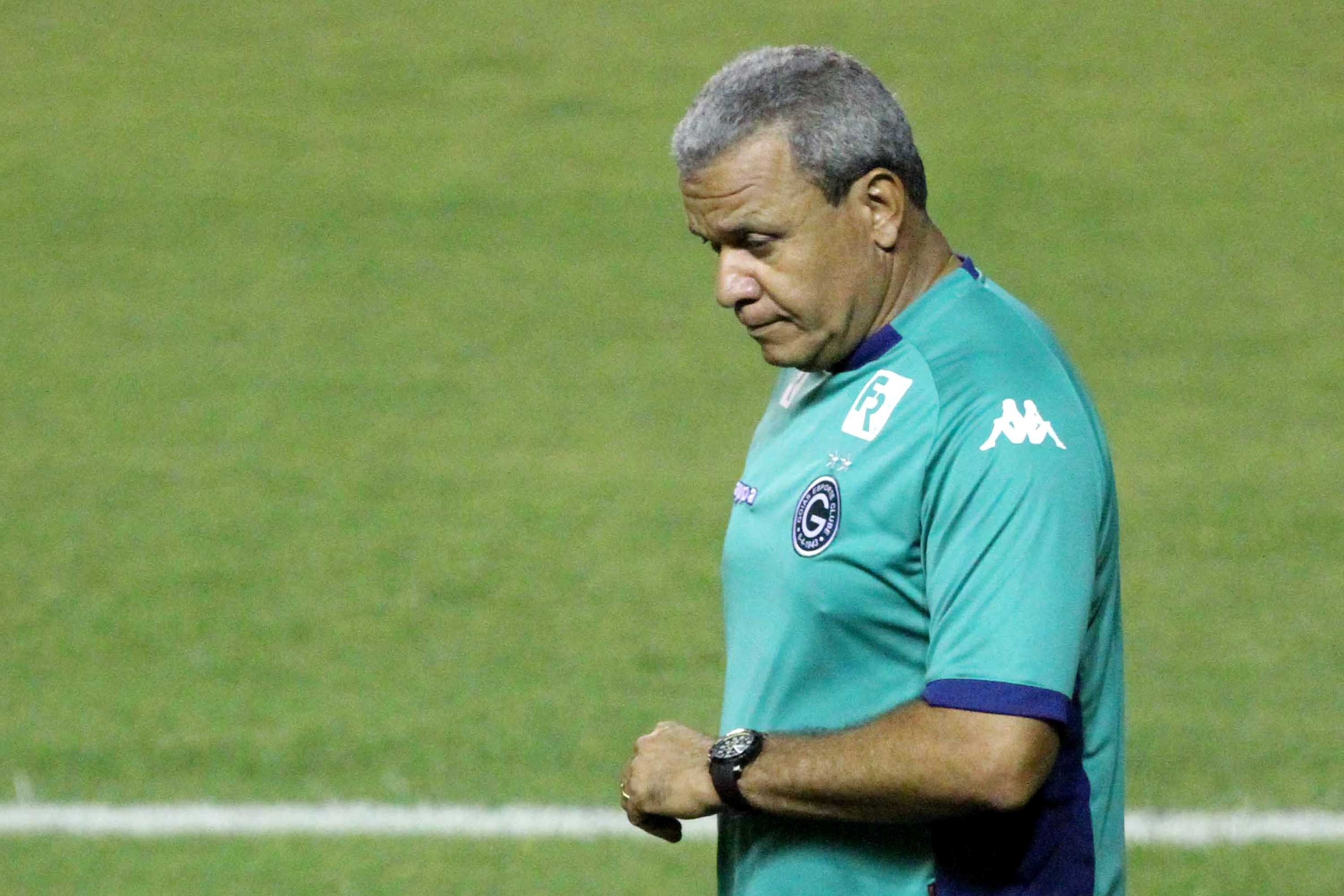Hélio dos Anjos quando dirigia o Goiás, em 2015. | Marlon Costa/Futura Press/Folhapress