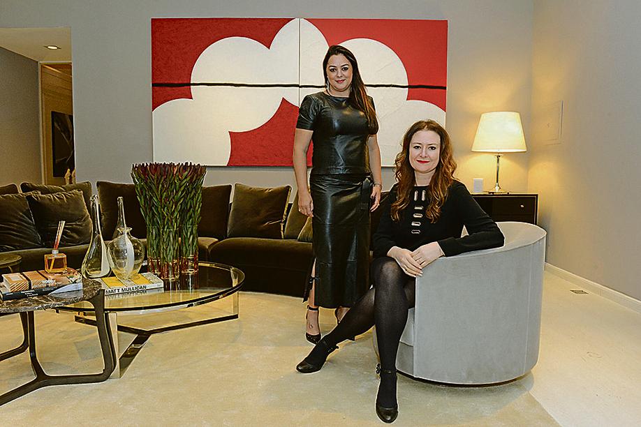 A diretora de marketing da Artefacto, Karina Dale (em pé), e a gerente comercial da Artefacto Curitiba, Ingrid Moskalewski, receberam na quinta-feira os arquitetos participantes da Mostra 2016 e para o preview do mobiliário que será exposto nos ambientes. | Gerson Lima