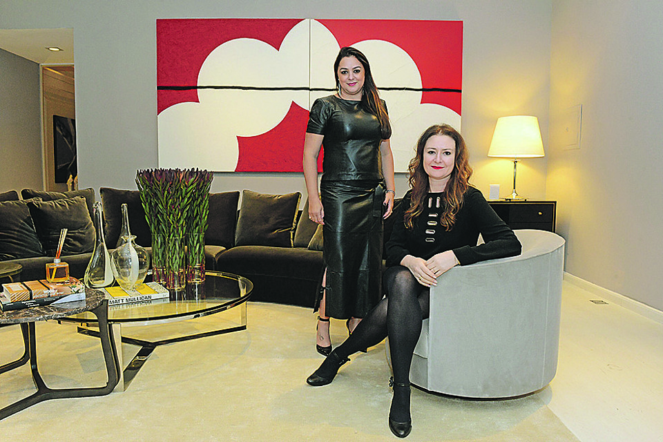 A diretora de marketing da Artefacto, Karina Dale (em pé), e a gerente comercial da Artefacto Curitiba, Ingrid Moskalewski, receberam na quinta-feira os arquitetos participantes da Mostra 2016 e para o preview do mobiliário que será exposto nos ambientes. | Gerson Lima