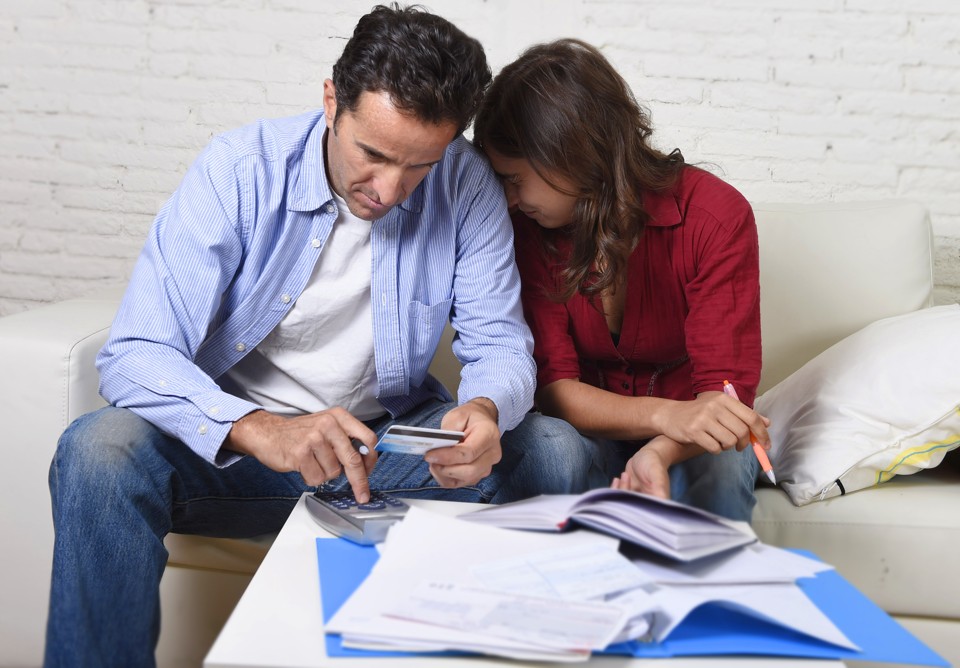 Brigas por causa do dinheiro são mais comuns entre os casais do que as motivadas pela divisão das tarefas em casa e traições. | Bigstock