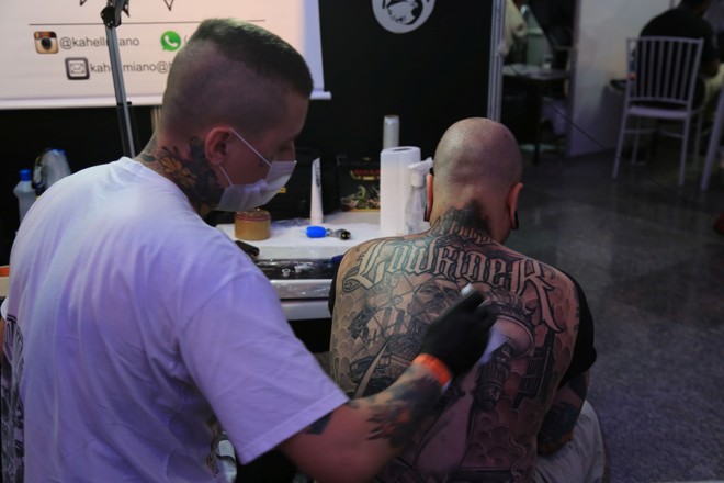 Alguns visitantes aproveitam para “fechar” totalmente o corpo com tatuagens. | Ivonaldo Alexandre/Gazeta do Povo