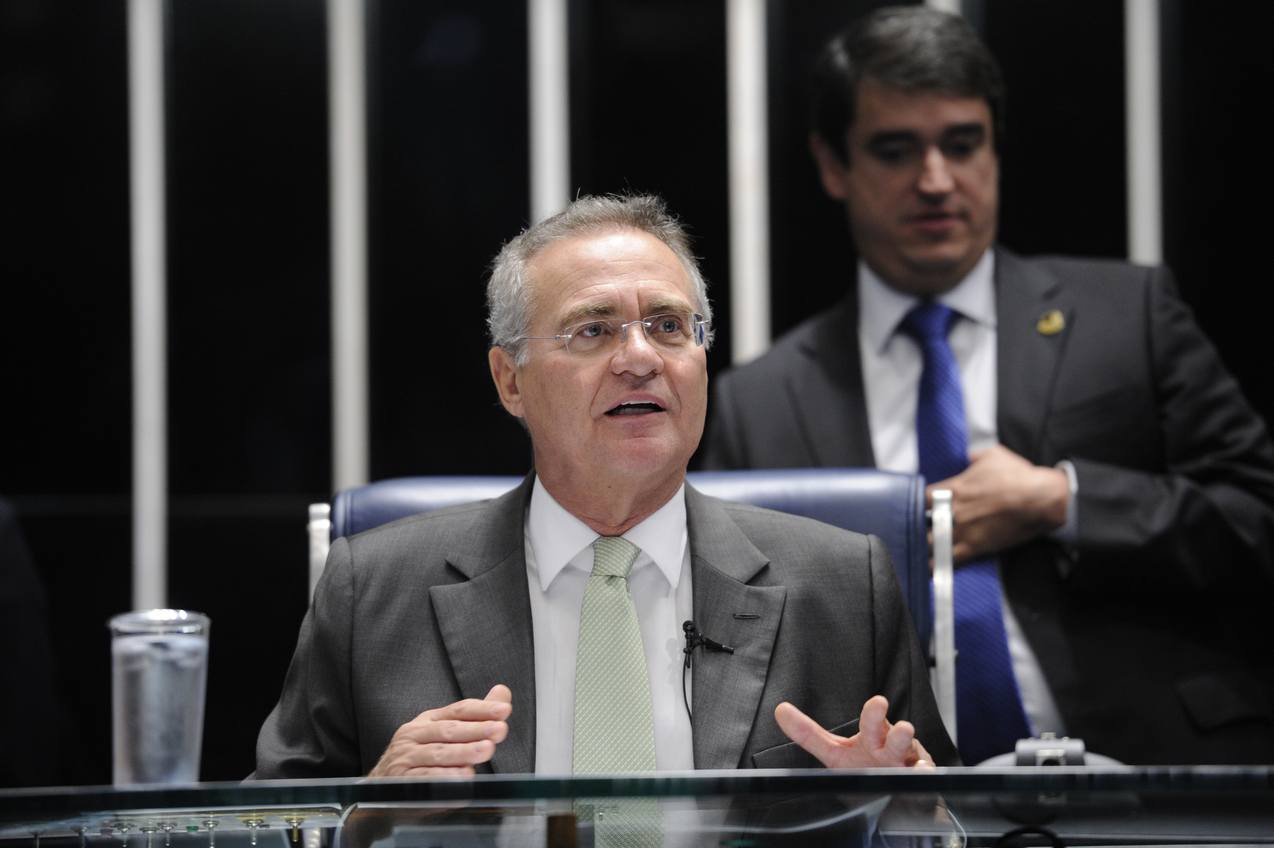 Renan pretende encontrar em um dos vários pedidos de impeachment o argumento que precisa para cassar Janot. | Pedro França
/Agência Senado