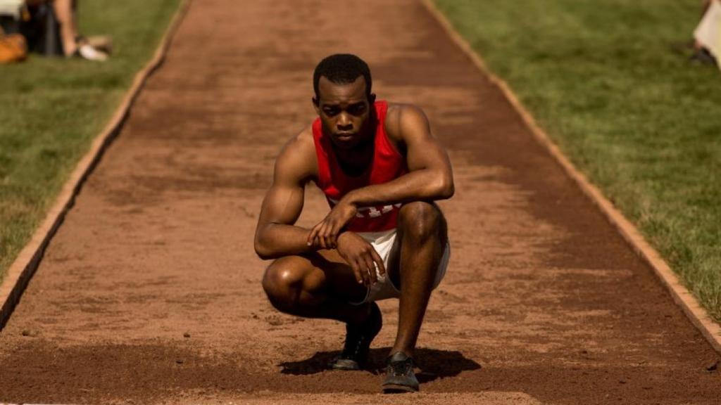 Stephan James protagoniza filme que não funciona como drama racial, político ou esportivo. | /Divulgação