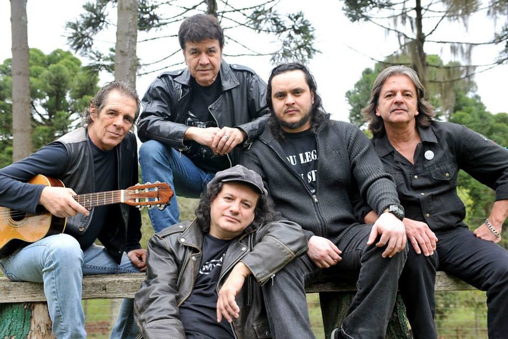Tradicional banda de rock  faz show  com  violão