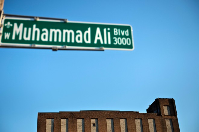 Placa da rua que leva o nome do astro do boxe. Corpo do ex-atleta passará pelo local em direção ao cemitério, em Louisville. | Brendam Smialowski AFP