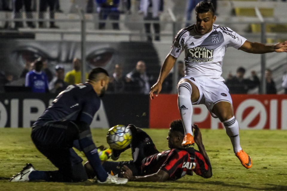 Lance que originou o terceiro gol da Ponte Preta. Weverton sai mal da meta e Jeferson aproveita. | Luciano Claudino// Folhapress