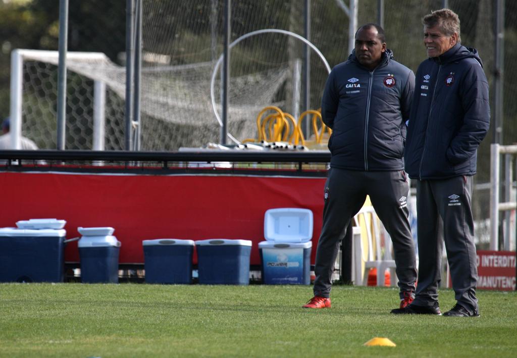 Técnico Paulo Autuori e o auxiliar-técnico Kelly observam o treino do Furacão. | Aniele Nascimento/Gazeta do Povo