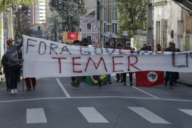 Caminhada de manifestantes pelas ruas da região central de Curitiba. | Foto: Antonio More/Gazeta do Povo