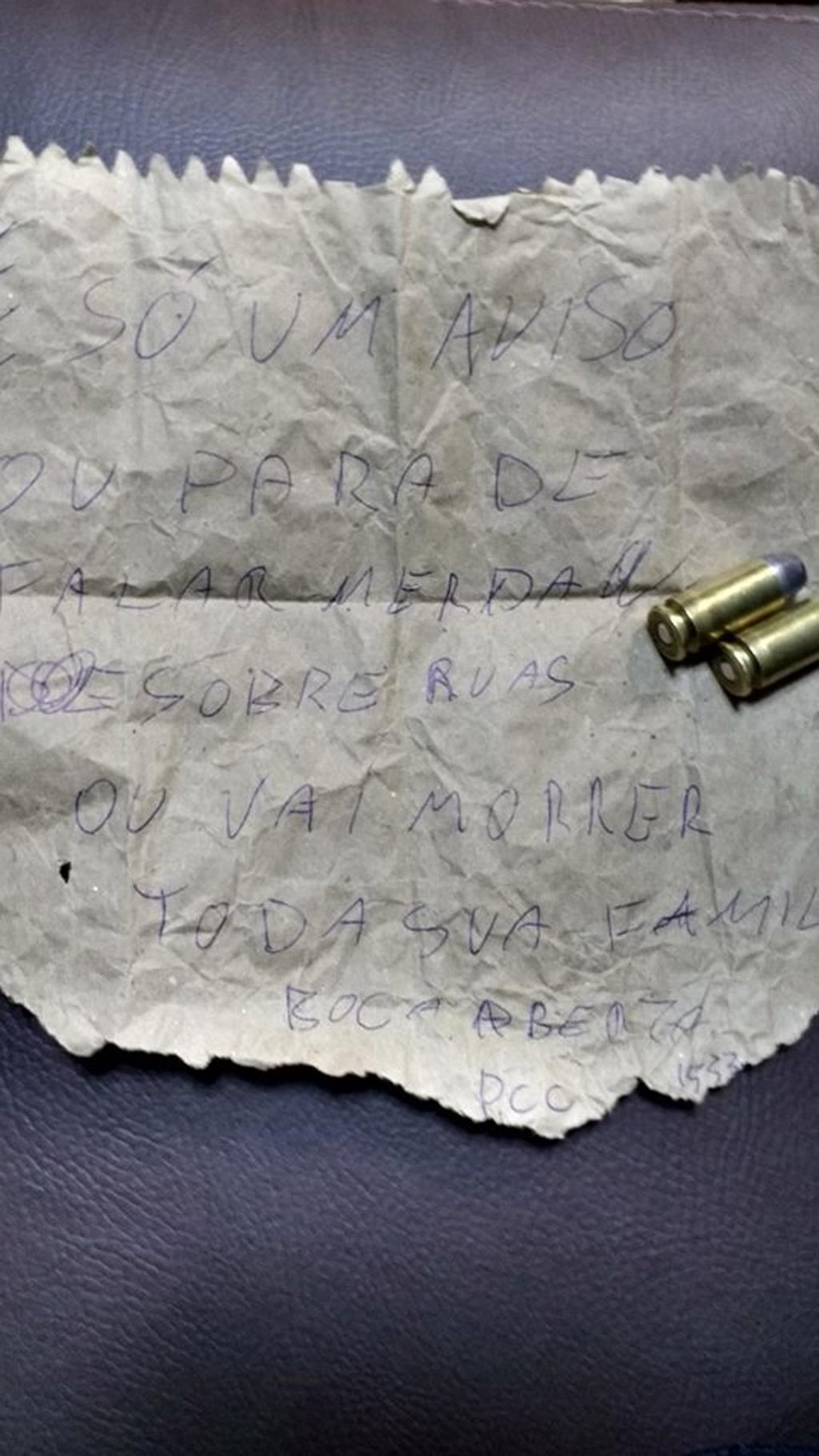 Um bilhete ameaçador com duas balas de pistola ponto 40 foram encontrados no quintal da casa do pai do apresentador e repórter, Cid Ribeiro, da TV Tarobá, em Londrina. | TV Tarobá/Reprodução