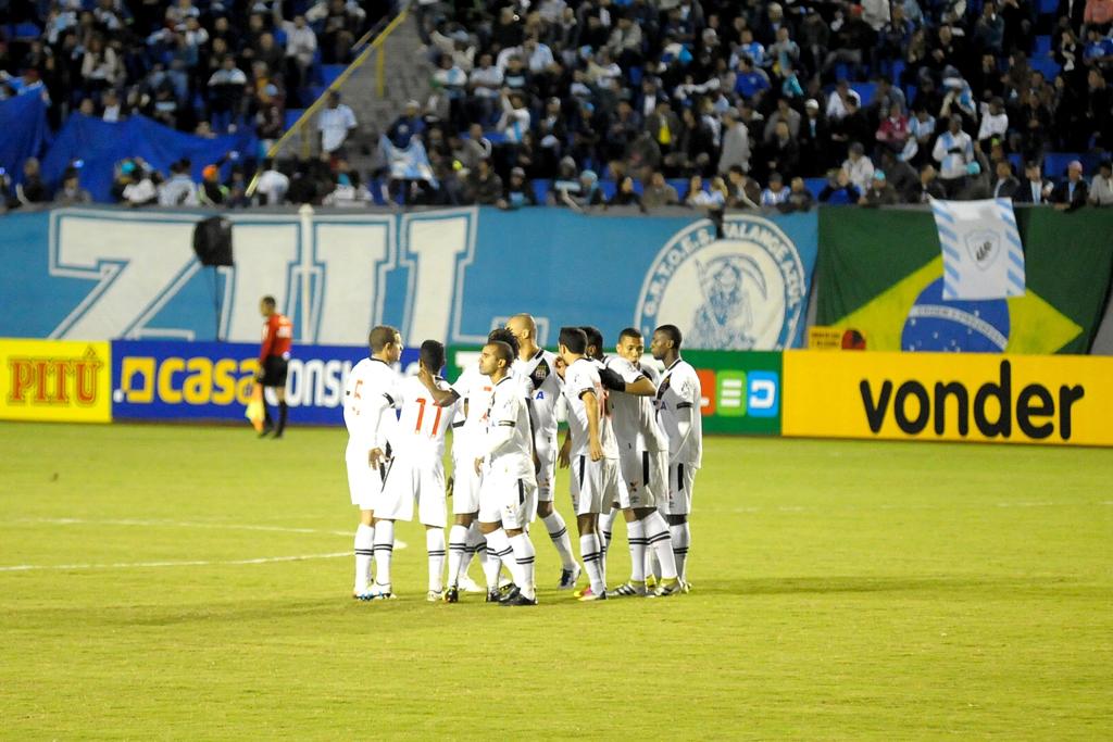 Jogadores do Vasco se cumprimentam após o gol sobre o Londrina, que rendeu a vitória fora de casa ao time carioca. | Henrique Campinha/Futura Press/Folhapress