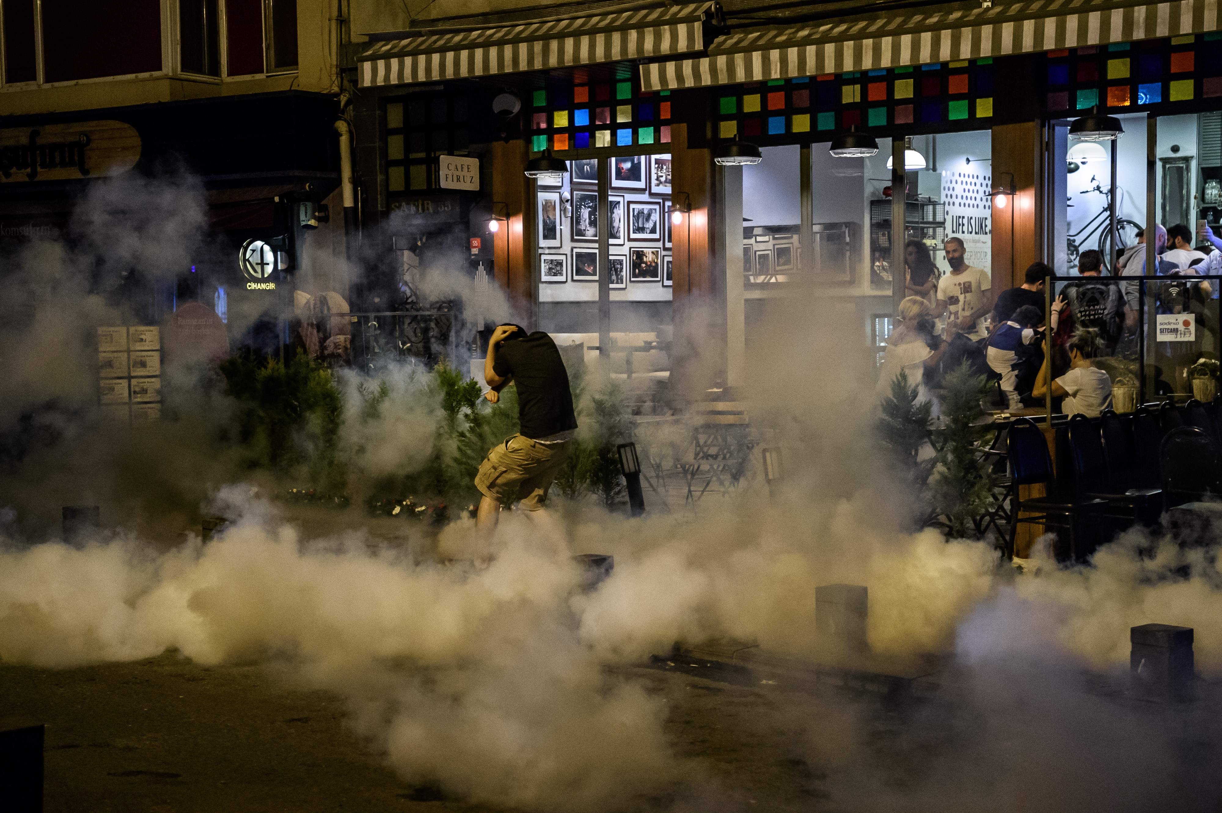 A polícia turca reprimiu manifestação contra o ataque extremista aos fãs do Radiohead. | Ozan Kose/AFP