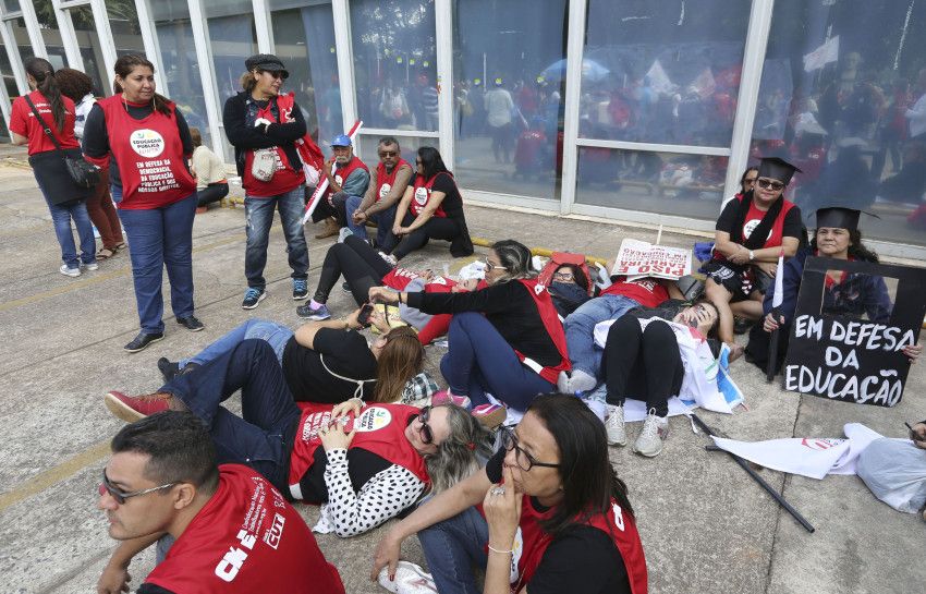 O grupo saiu do prédio do MEC perto das 17 horas | Valter Campanato/Agência Brasil