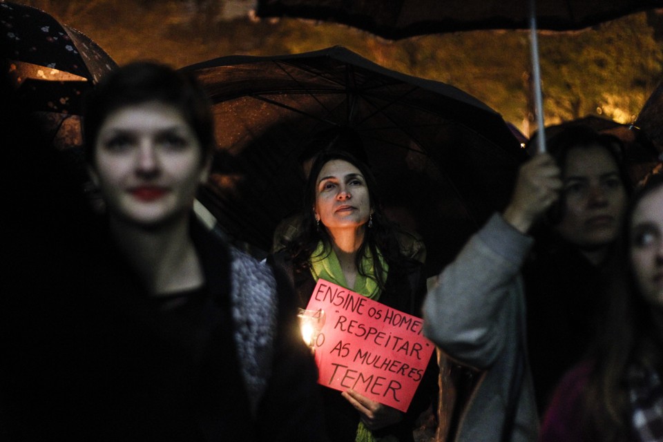 Em Curitiba, ato em defesa da mulher lembrou o caso de violência do rio de Janeiro | Daniel Castellano/Gazeta do Povo