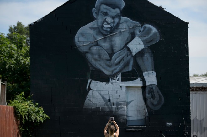 Mural em homenagem ao pugilista norte-americano ganhou destaque para fotos e selfies. | Brendam Smialowski AFP