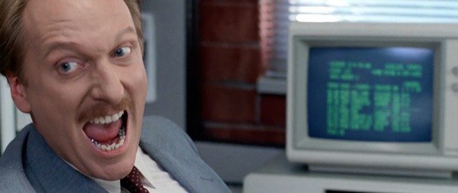 Jeffrey Jones, o diretor Ed Rooney.O ator fez pelo menos mais dois clássicos da Sessão da Tarde: “Howard, o Super-Herói” e “Os Fantasmas se Divertem”. Em 2002, foi acusado de tirar fotos pornográficas de um garoto de 14 anos e de manter esse e nus de outros menores em sua casa. Desde essa época, faz parte do registro de criminosos sexuais. Não abandonou a carreira totalmente, apesar do escândalo. Seu último papel foi em “10.0 Earthquake”, de 2010. | Divulgação