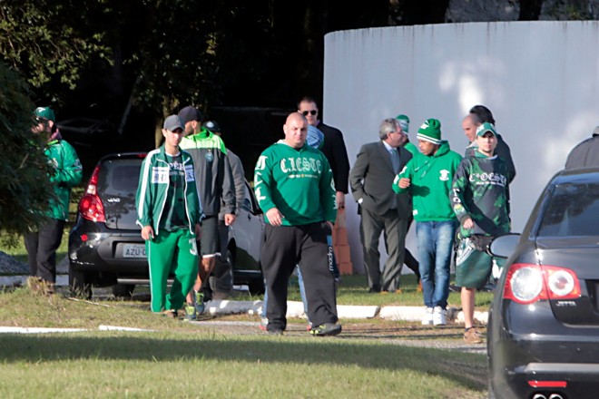 Torcedores da organizada e dirigentes do Coritiba, incluindo o presidente Rogério Bacellar, após a reunião. | Gazeta do Povo