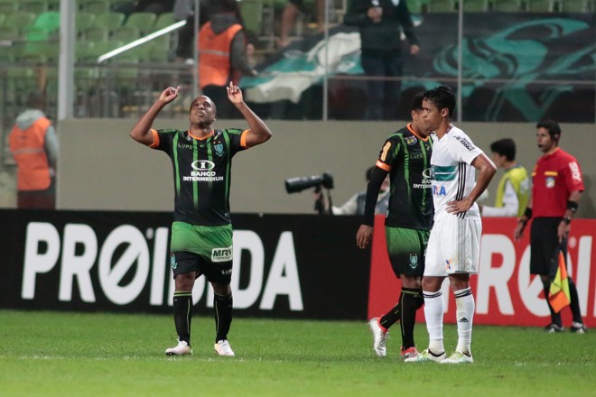 Borges comemora o gol da virada, observado por Felipe Amorim. | Erwin Oliveira/Folhapess