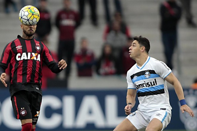 Giuliano parece em transe olhando para a bola em lance no meio de campo na Arena. | Albari Rosa/Gazeta do Povo