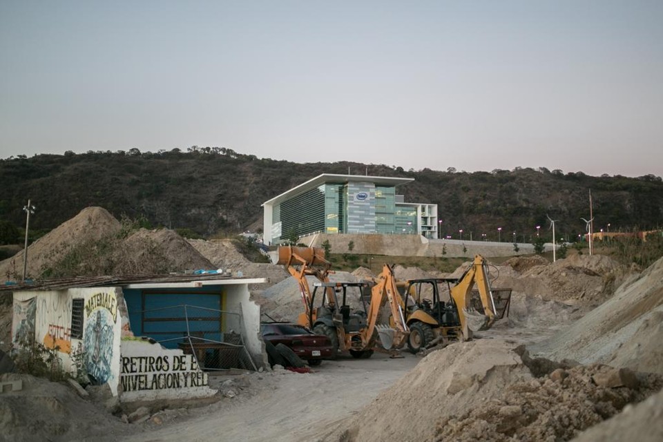 Área de construção em Quadalajara com prédio da Intel ao fundo, que reúne cerca de 1,5 mil profissionais | Meghan Dhaliwal/The Washington Post