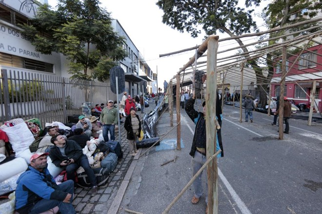 Manifestantes sem-terra montam acampamento na rua Doutor Faivre em Curitiba. | Albari Rosa/Gazeta do Povo