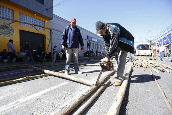 Protesto do MST em frente ao Incra, no Centro de Curitiba, inclui a montagem de um acampamento no meio da rua Doutor Faivre | Henry Milléo/Gazeta do Povo
