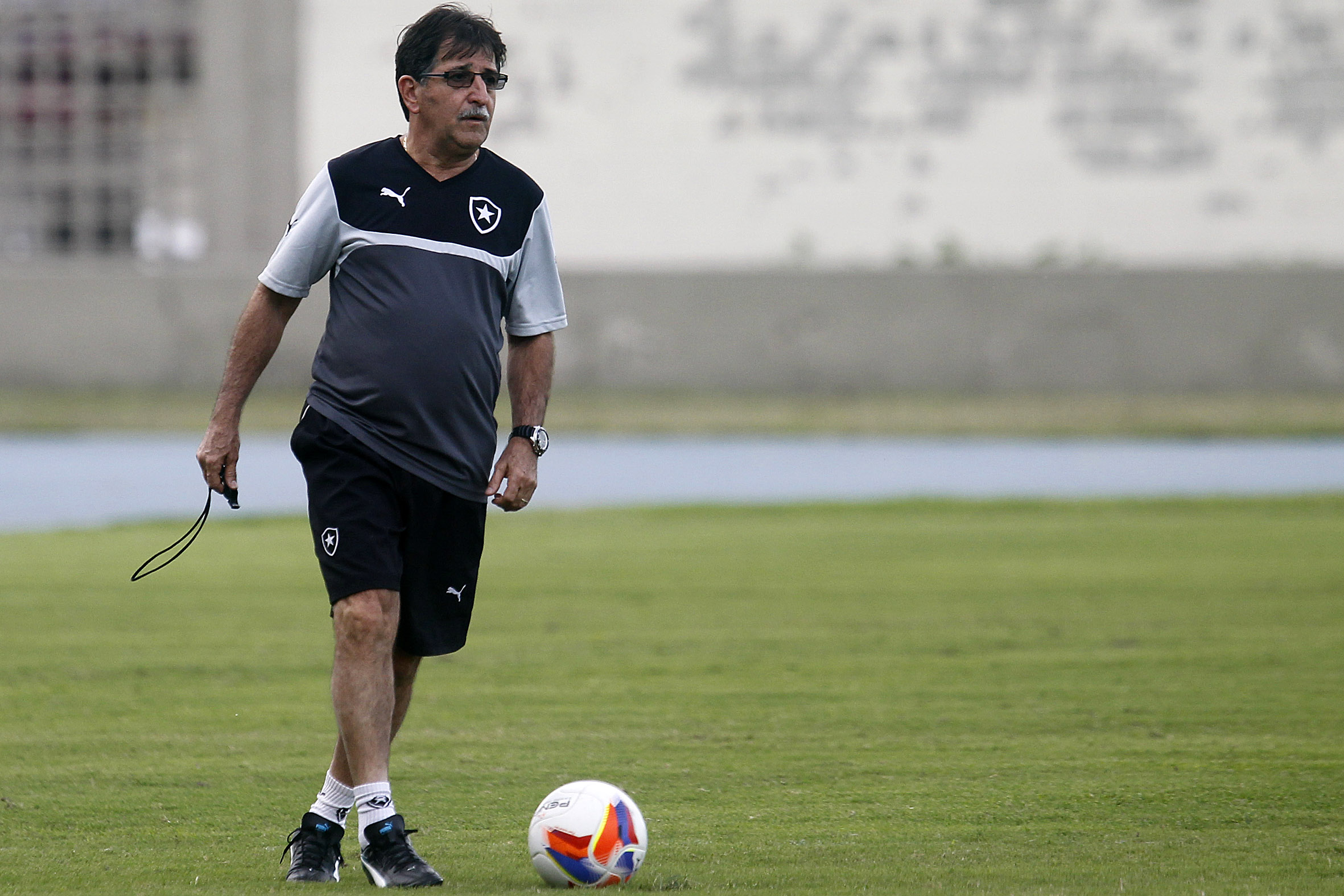 René Simões na passagem pelo Botafogo, em 2015. Atualmente, técnico está sem clube. | Vitor Silva/SSPress/Botafogo