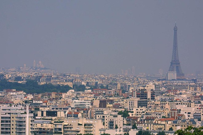 Em Paris, a quantidade diária de partículas poluentes tem excedido 50 microgramas por metro cúbico por 10 a 20 dias ao ano, quando a OMS considera esse nível de partículas tolerável por apenas três dias ao ano. | lk/François Guillot/AFP