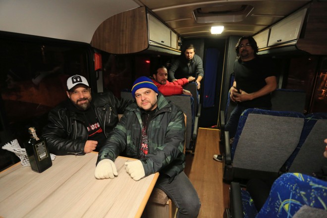 Banda se prepara para mais uma noite na estrada. | Ivonaldo Alexandre/Gazeta do Povo