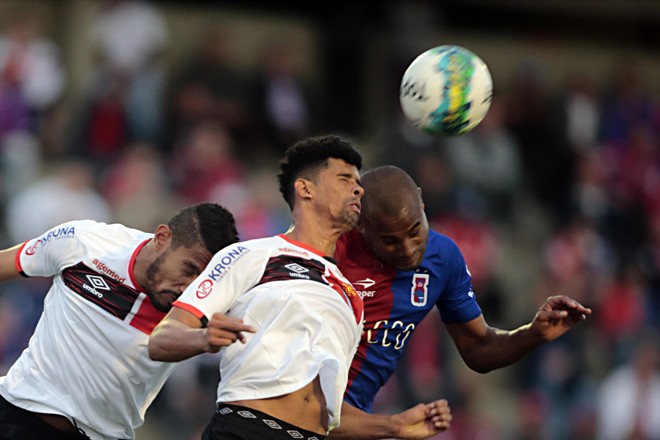 Disputa pelo alto na zaga do JEC | Albari Rosa/Gazeta do Povo