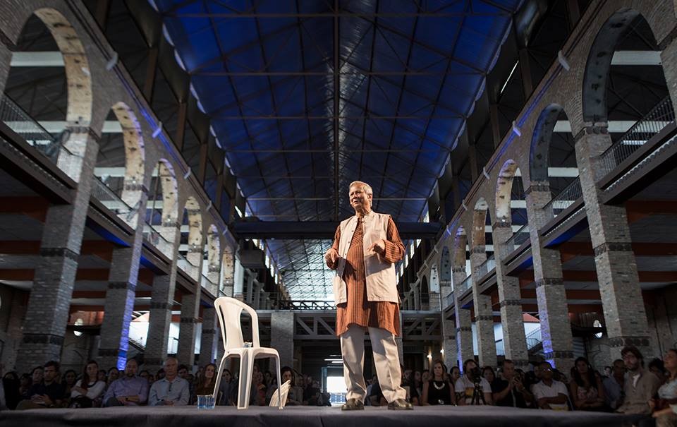 Muhammad Yunus foi o ganhador do Prêmio Nobel da Paz em 2006 e é considerado o pai do microcrédito e dos negócios sociais | Reprodução/Facebook