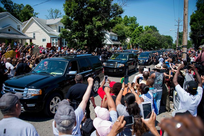Cortejo fúnebre é acompanhado por centenas de pessoas em Louisville. | AFP