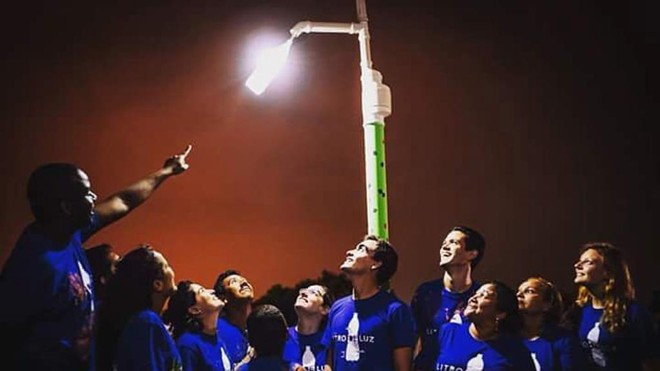 Voluntários brasileiros da ONG Liter of Light (Litro de Luz), criada nas Filipinas a partir das “lâmpada PET” desenvolvidas pelo brasileiro Alfredo Moser, em 2002. | Divulgação/ONG Litro de Luz