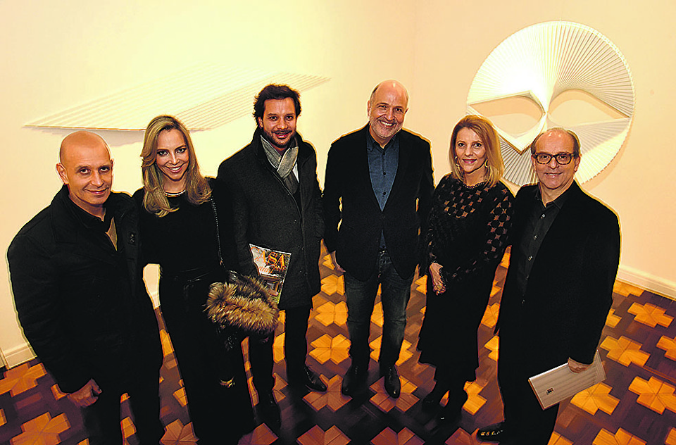 O arquiteto Jayme Bernardo (de camisa azul) foi o anfitrião do badalado coquetel de lançamento da edição de junho da revista Casa Vogue, que traz o Giro Casa Vogue assinado por ele, na noite de quarta-feira, na Simões de Assis Galeria de Arte. Com ele na foto, os casais Débora e Eduar Merhy Neto (à esq.) e Flávia e Waldir Simões de Assis (à dir.) e Rafael Ferreira, gerente de Negócios da publicação. | Kraw Penas