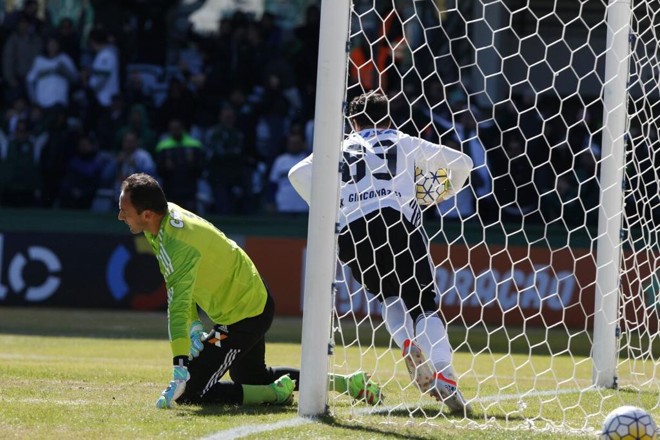 Kléber comemora primeiro gol do Coritiba, marcado por Ruy. | Antônio More Gazeta do Povo