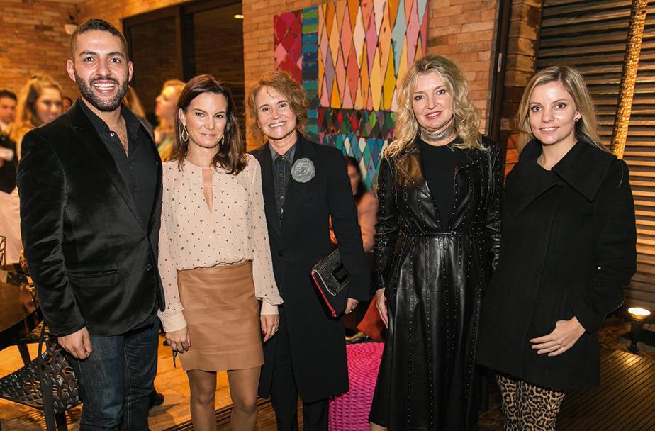 Paulo Conegero, diretor de marketing da Farfetch, Caroline Hauer, Berenice Bertoldi, Syonara Thomé e Laura Simões de Assis no get together que o site de e-commerce de moda de luxo armou ontem na construtora Greenwood para um grupo de mulheres de Curitiba. | Diego Pisante