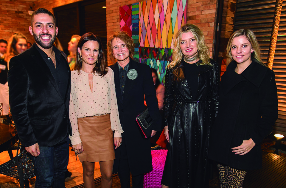 Paulo Conegero, diretor de marketing da Farfetch, Caroline Hauer, Berenice Bertoldi, Syonara Thomé e Laura Simões de Assis no get together que o site de e-commerce de moda de luxo armou ontem na construtora Greenwood para um grupo de mulheres de Curitiba. | Diego Pisante