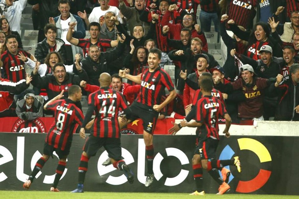O zagueiro Paulo André comemora com os companheiros o gol da vitória na Baixada. | Hugo Harada/Gazeta do Povo