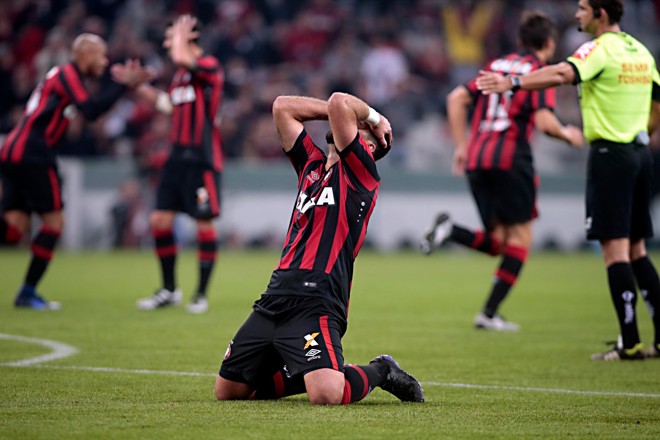 Emoção de Hernani após o importante gol na casa atleticana. Alívio. | Albari Rosa/Gazeta do Povo