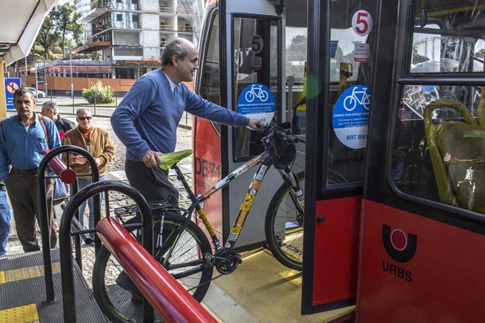 Curitiba testa projeto para ciclistas levarem bikes nos ônibus O prefeito Gustavo Fruet (PDT) embarca com bicicleta, no lançamento do projeto-piloto | Maurilio Cheli/Prefeitura de Curitiba/Divulgação