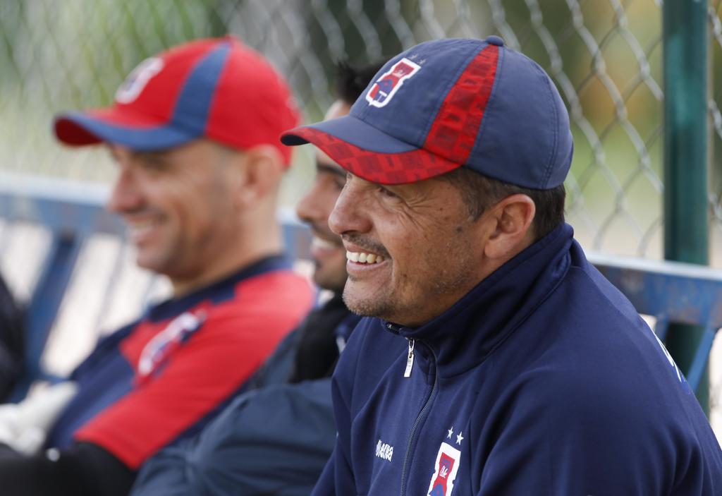 O técnico Claudinei Oliveira lamenta não poder manter a mesma escalação, mas aposta no elenco para vencer o Náutico. | Daniel Castellano/Gazeta do Povo
