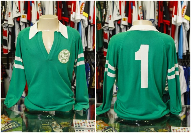 Camisa do goleiro Jairo, também utilizada no Torneio do Povo. Modelo consagrado nos anos 70. | Daniel Castellano/Gazeta do Povo