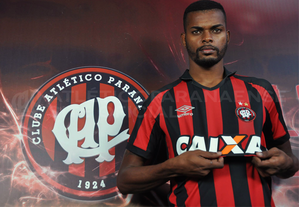 Aos 27 anos, Jorge Fellipe posa com a camisa do Furacão ao site do clube: contratação sem custo. | Site oficial do Atlético