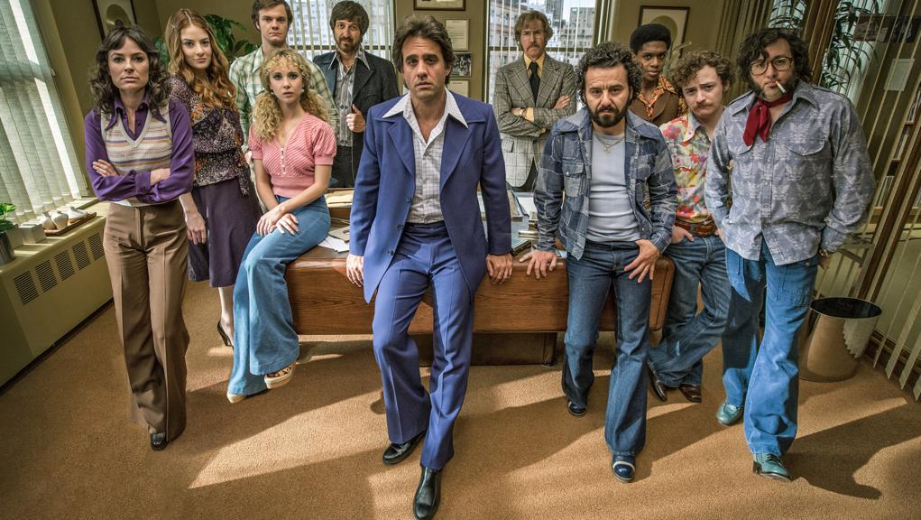 O protagonista, Bobby Canavalle (à frente, de terno azul) interpretava executivo de uma gravadora nos anos 1970. | /Divulgação