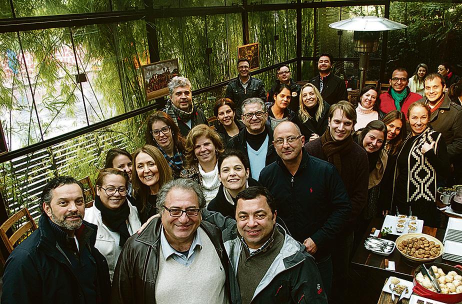 Essa turma aí, todos empresários de gastronomia da cidade, deu seu apoio à rede de restaurantes do Gastromotiva Curitiba, projeto de cunho social criado em São Paulo e que foi apresentado ontem de manhã no Quintana Café e Restaurante. | Ângela Antunes