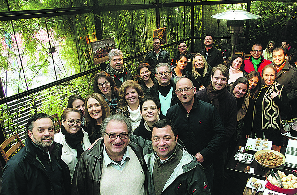 Essa turma aí, todos empresários de gastronomia da cidade, deu seu apoio à rede de restaurantes do Gastromotiva Curitiba, projeto de cunho social criado em São Paulo e que foi apresentado ontem de manhã no Quintana Café e Restaurante. | Ângela Antunes
