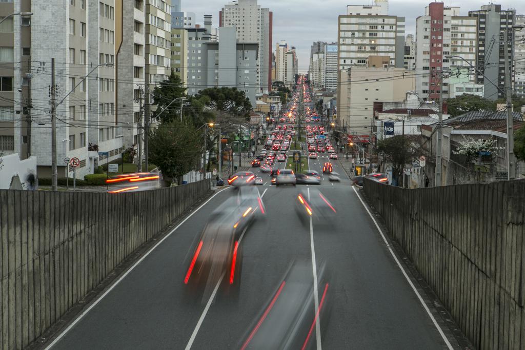 Enquanto uma solução definitiva não chega, passageiros dos dois lados – táxis e Uber – podem tomar alguns cuidados para não ficar no meio do fogo cruzado. | Marcelo Andrade/Gazeta do Povo