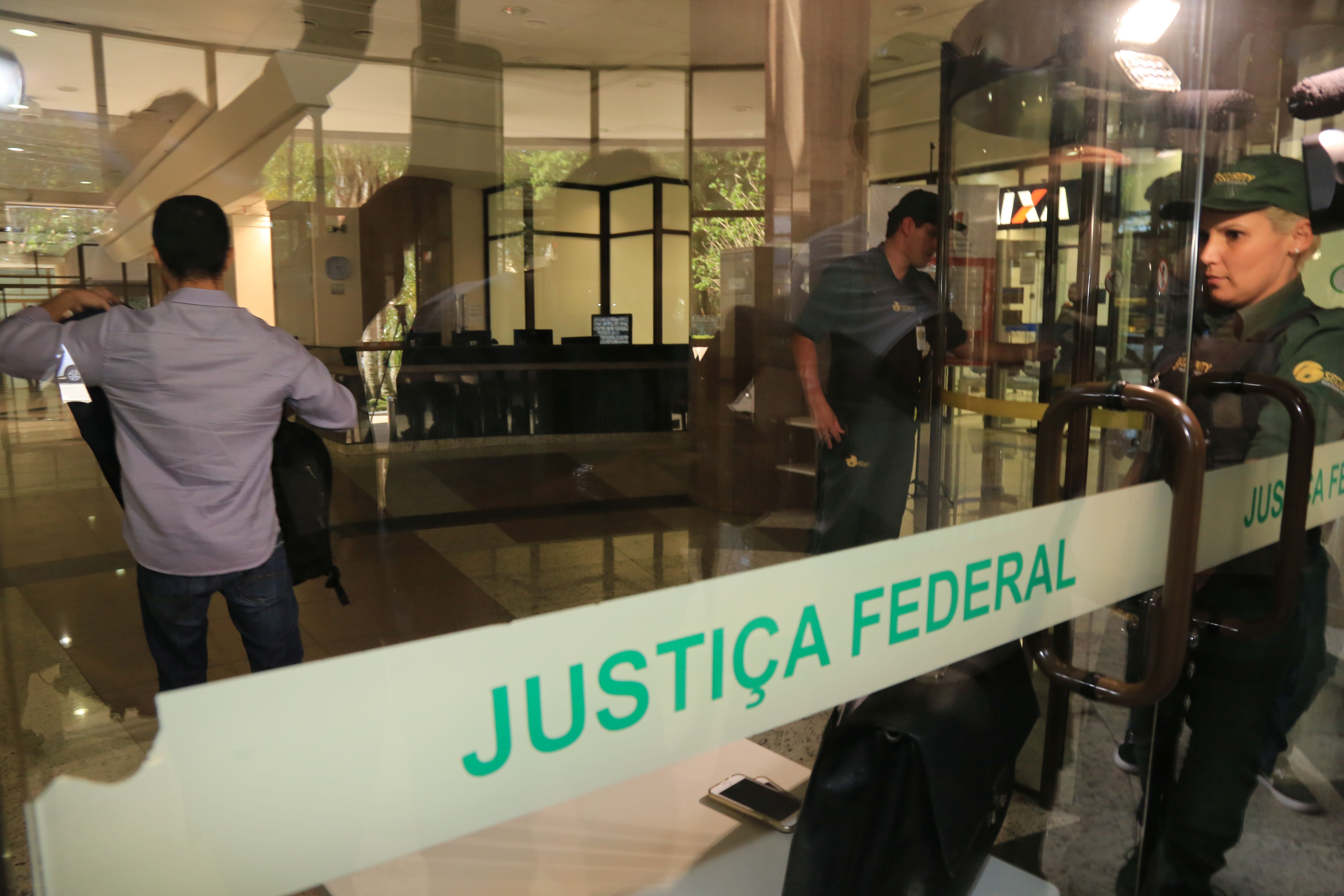 Porta do prédio da Justiça Federal em Curitiba: parte do aumento do gasto pode ser atribuída ao aumento do quadro de servidores do Judiciário, que quase dobrou em 20 anos. | Ivonaldo Alexandre/Gazeta do Povo